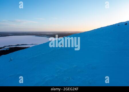 Escursioni su una caduta nevosa, alba in Lapponia 01 Foto Stock