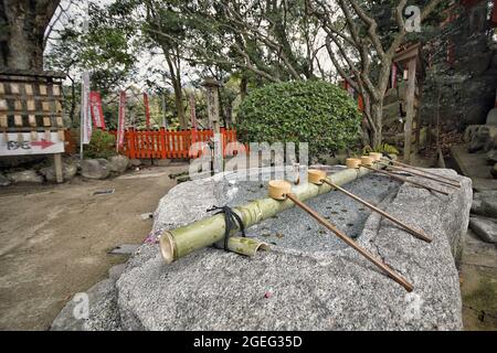 Vista di un antico cannone di bambù su una roccia di marmo nel giardino in Giappone Foto Stock