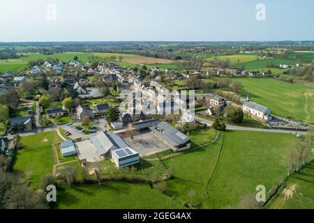 Saint Sulpice la Foret (Bretagna, Francia nord-occidentale): Vista aerea del villaggio. Scuola in primo piano Foto Stock