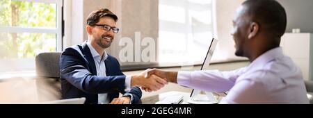 Intervista al personale in ufficio. Handshake di riunione del recruiter di legge Foto Stock