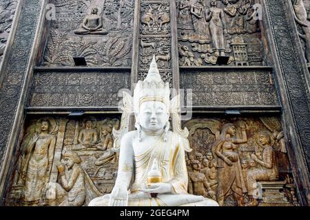 bo, Sri Lanka - 27 febbraio 2019: Statue di Buddha nel tempio di Gangaramaya nella città di Colombo, Sri Lanka Foto Stock