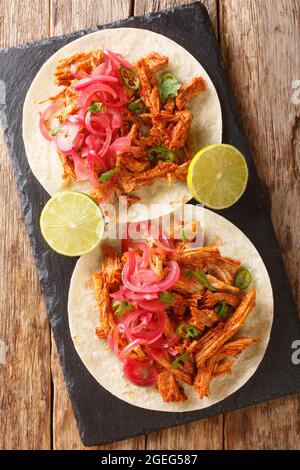 Cochinita pibil anche puerco pibil o cochinita con achiote è un tradizionale piatto messicano di maiale arrosto lento dal closeup Yucatan nella tavola di ardesia Foto Stock