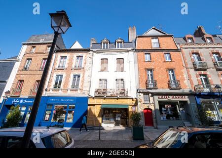 Vitre (Bretagna, Francia nord-occidentale): Facciate di case tradizionali e vetrine nel centro storico, via “rue de la Poterie” nel centro storico Foto Stock