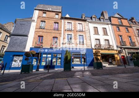 Vitre (Bretagna, Francia nord-occidentale): Facciate di case tradizionali e vetrine nel centro storico, via “rue de la Poterie” nel centro storico Foto Stock