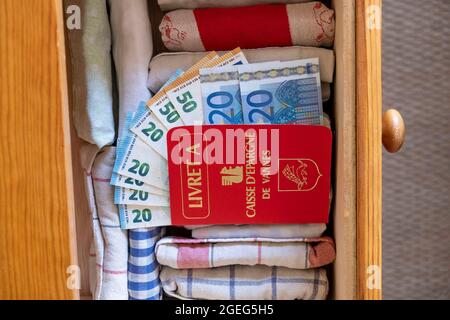 Conto di risparmio Livret À della banca Caisse d'Epargne e banconote in euro in un cassetto Foto Stock