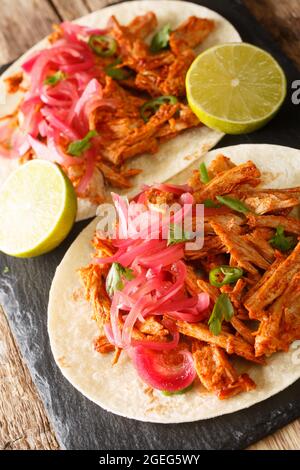 Cochinita pibil anche puerco pibil o cochinita con achiote è un tradizionale piatto messicano di maiale arrosto lento dal closeup Yucatan nella tavola di ardesia Foto Stock