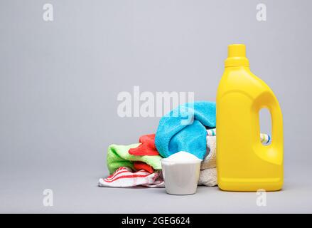 Detersivo in polvere - sapone bianco per lavatrice. Macro di un detergente  del tipo a polvere di granulo. Lavanderia lavaggio capi sfondo Foto stock -  Alamy