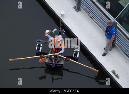 Michael Stanley, conosciuto come 'Major Mick', con la sua barca fatta in casa 'Tintanic II' alla ruota Falkirk con la sua barca sulla barca rotante sollevatore per raccogliere soldi per Alzheimer's Research UK. L'Esercito maggiore, in pensione, di 80 anni, prevede di percorrere 100 miglia su fiumi, canali e acque aperte nel Regno Unito. Data foto: Venerdì 20 agosto 2021. Foto Stock