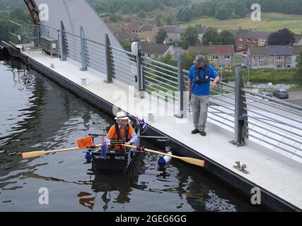 Michael Stanley, conosciuto come 'Major Mick', con la sua barca fatta in casa 'Tintanic II' alla ruota Falkirk con la sua barca sulla barca rotante sollevatore per raccogliere soldi per Alzheimer's Research UK. L'Esercito maggiore, in pensione, di 80 anni, prevede di percorrere 100 miglia su fiumi, canali e acque aperte nel Regno Unito. Data foto: Venerdì 20 agosto 2021. Foto Stock