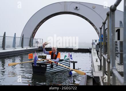 Michael Stanley, conosciuto come 'Major Mick', con la sua barca fatta in casa 'Tintanic II' alla ruota Falkirk con la sua barca sulla barca rotante sollevatore per raccogliere soldi per Alzheimer's Research UK. L'Esercito maggiore, in pensione, di 80 anni, prevede di percorrere 100 miglia su fiumi, canali e acque aperte nel Regno Unito. Data foto: Venerdì 20 agosto 2021. Foto Stock