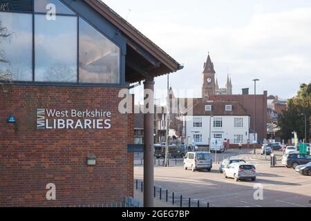 Viste di Newbury, compresa la biblioteca locale, nel Berkshire nel Regno Unito, riprese il 19 novembre 2020 Foto Stock