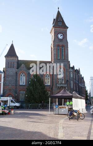 L'edificio del consiglio comunale di Newbury e la torre dell'orologio a Newbury, Berkshire i, Regno Unito, sono state prese il 19 novembre 2020 Foto Stock