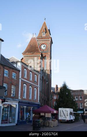 Newbury Farmers Market and Town Council Buildings in Berkshire nel Regno Unito, preso il 19 novembre 2020 Foto Stock