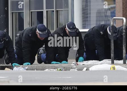 File photo datato 3/2/2020 di ufficiali di polizia che conducono una ricerca con la punta di un dito sulla scena in seguito all'attacco terroristico a Streatham High Road, nel sud di Londra da parte di Sudesh Amman che è stato ucciso da polizia armata. La giuria all'inchiesta sulla morte di Amman ha concluso che l'attacco terroristico di Streatham potrebbe essere stato impedito se fosse stato richiamato in prigione dopo l'acquisto di oggetti utilizzati nella sua falsa cintura suicida. Data di emissione: Venerdì 20 agosto 2021. Foto Stock