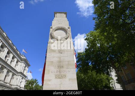 Londra, Inghilterra, Regno Unito. Il cenotafio in Whitehall. (1920, da Sir Edwin Lutyens) che commemora il britannico morti di tutte le guerre dal WW1 Foto Stock