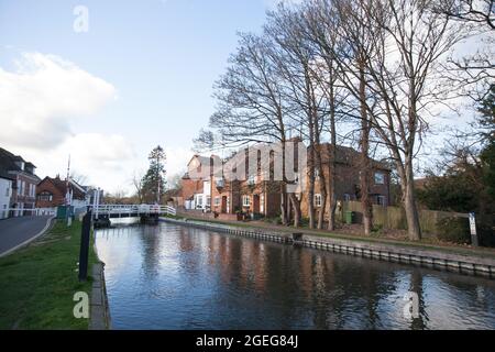 Viste di Newbury Lock a W Mills a Newbury, West Berkshire nel Regno Unito, prese il 19 novembre 2020 Foto Stock