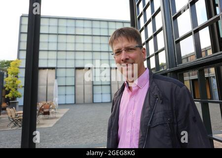 Volkenroda, Germania. 20 ago 2021. Il pastore Albrecht Schödl si trova all'ingresso del Christus Pavillon. Quest'anno ricorre il 20° anniversario del Christus Pavillon a Volkenroda. Il padiglione è stato costruito per l'Expo 2000 di Hannover ed è stato oggi nel complesso del monastero per 20 anni. Ci sarà un servizio festivo e un concerto per celebrare l'anniversario. Credit: dpa/dpa-Zentralbild/ZB/dpa/Alamy Live News Foto Stock