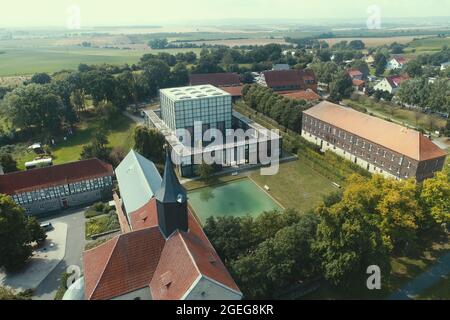 Volkenroda, Germania. 20 ago 2021. Vista del Monastero di Volkenroda con il Pavillon Christus (preso con un drone). Quest'anno ricorre il 20° anniversario del Padiglione Christus di Volkenroda. Il padiglione è stato costruito per l'Expo 2000 ad Hannover ed è stato oggi nel complesso del monastero per 20 anni. Ci sarà un servizio festivo e un concerto per celebrare l'anniversario. Credit: dpa/dpa-Zentralbild/ZB/dpa/Alamy Live News Foto Stock