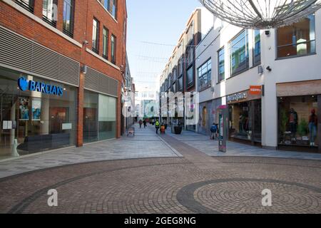 Negozi e banche all'interno del Parkway Shopping Centre a Newbury, nel Regno Unito, il 19 novembre 2020 Foto Stock