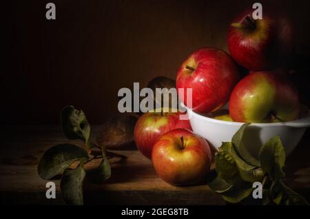 mele alla rinfusa. Ancora vita con mele mature su sfondo di legno in stile rustico Foto Stock