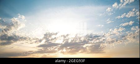 Bel cielo ai raggi del sole serale. Foto Stock