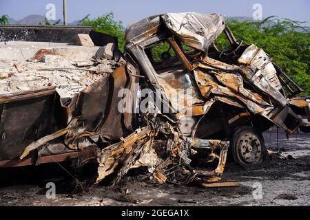 AJMER, INDIA - AGOSTO 17: Un lavoratore è visto rivedere il camion che ha subito danni dopo l'incidente. Un incendio si rompe dopo una collisione tra due camion su una strada nazionale vicino Ajmer, Rajasthan, quattro persone sono state seriamente bruciate e trasportate in ospedale. Il 17 agosto 2021 ad Ajmer, India. Credit: Himanshu Sharma/Eyepix Group/The Photo Access Foto Stock