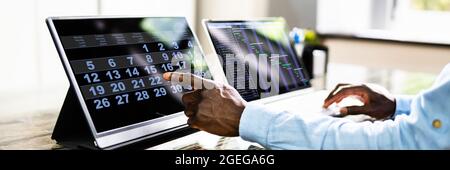 Calendario grafico Gantt su più computer portatili Foto Stock
