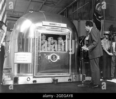 Qui sono mostrati i membri dell'equipaggio Apollo 11 (da L a R) Neil Armstrong, Michael Collins ed Edwin Aldrin all'interno del MQF come presidente degli Stati Uniti Richard Milhous Nixon parla loro tramite interfono. Foto Stock