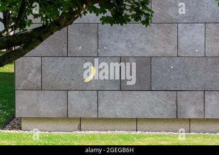 Banana spruzzata da Thomas Baumgärtel, una delle molte banane spray art l'artista tedesco stencil nei luoghi pubblici, all'esterno del Museo Folkwang, Essen, GE Foto Stock