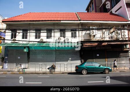 Vita stile di vita nuovo normale della gente tailandese e negozio grande magazzino chiuso mentre bloccato da Coronavirus COVID 19 focolaio in Phahurat Little India m Foto Stock