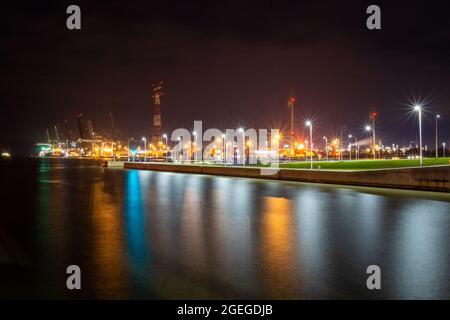 industria pesante vicino alla via d'acqua che causa le immissioni. Foto di alta qualità Foto Stock