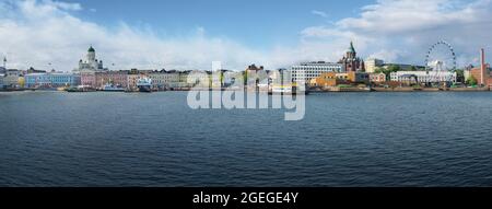 Vista panoramica dello skyline di Helsinki con la Cattedrale di Helsinki e la Cattedrale di Uspenski - Helsinki, Finlandia Foto Stock