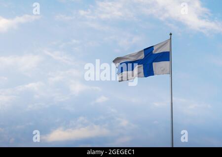 Bandiera finlandese - bandiera nazionale della Finlandia su un cielo azzurro - Helsinki, Finlandia Foto Stock