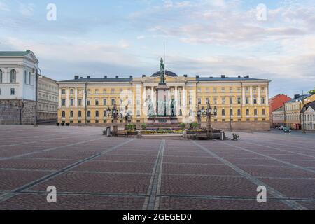 Palazzo del Governo in Piazza del Senato con la Statua di Alessandro II - Helsinki, Finlandia Foto Stock