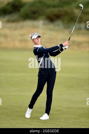 USA's Nelly Korda il 2° giorno durante il secondo giorno dell'AIG Women's Open a Carnoustie. Data foto: Venerdì 20 agosto 2021. Vedi la storia di PA GOLF Women. Il credito fotografico deve essere: Ian Rutherford/PA Wire. RESTRIZIONI: L'uso è soggetto a restrizioni. Solo per uso editoriale, nessun uso commerciale senza previo consenso da parte del titolare dei diritti. Foto Stock