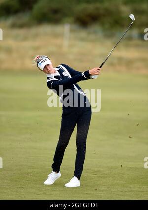 USA's Nelly Korda il 2° giorno durante il secondo giorno dell'AIG Women's Open a Carnoustie. Data foto: Venerdì 20 agosto 2021. Vedi la storia di PA GOLF Women. Il credito fotografico deve essere: Ian Rutherford/PA Wire. RESTRIZIONI: L'uso è soggetto a restrizioni. Solo per uso editoriale, nessun uso commerciale senza previo consenso da parte del titolare dei diritti. Foto Stock