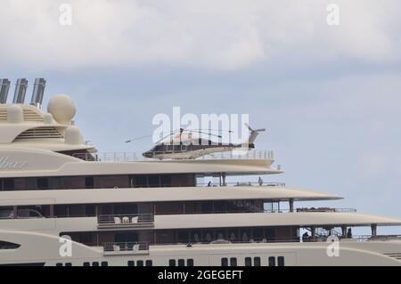 PORTO CERVO, ITALIA - 23 ago 2018: Elicottero dei vigili del fuoco sul maxi yacht Dilbar Foto Stock