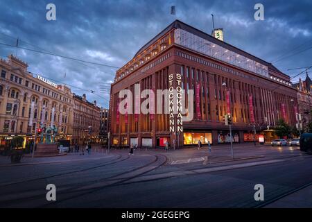 Stockmann Department Store in via Mannerheimintie di notte - Helsinki, Finlandia Foto Stock