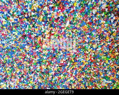 Granuli di plastica per il riciclaggio. Usato plastica colorata. Il concetto di plastica riciclata Foto Stock