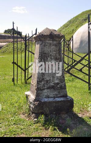 Brest, Bielorussia - 2 agosto 2021: Cartello con l'anno di costruzione del quinto forte della Fortezza di Brest, Bielorussia. Fortificazioni. Foto Stock