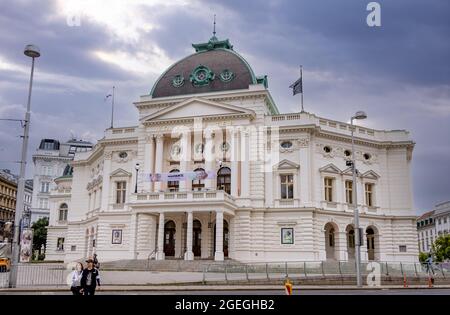 Teatro popolare nella città di Vienna chiamato anche Volkstheater - VIENNA, AUSTRIA, EUROPA - 1 AGOSTO 2021 Foto Stock
