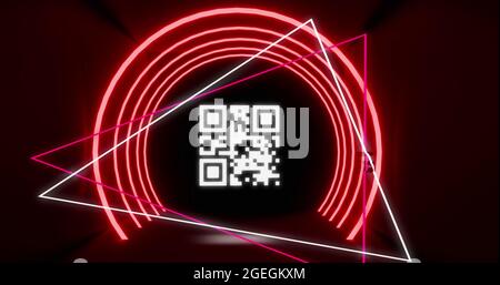 Scanner per codici QR con elementi neon su sfondo nero Foto Stock