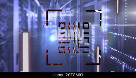 Scanner di codici QR con elementi neon contro sala server vuota Foto Stock