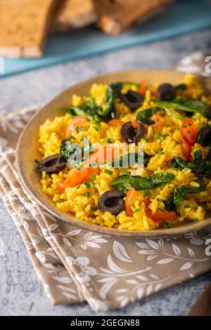 Risotto ommemade con spinaci, aglio e olive Foto Stock