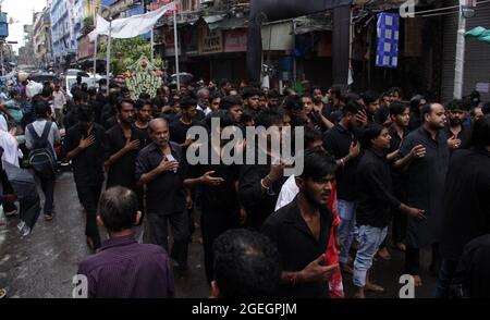 Kolkata, India. 20 ago 2021. I musulmani sciiti hanno battuto le loro casse per piangere durante una processione per celebrare l'anniversario della morte di Imam Hussein, il nipote del profeta Mohammad nel composto di una moschea a Kolkata. (Foto di Dipa Chakraborty/Pacific Press) Credit: Pacific Press Media Production Corp./Alamy Live News Foto Stock