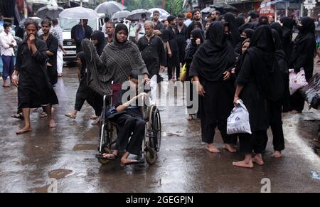 Kolkata, India. 20 ago 2021. I musulmani sciiti hanno battuto le loro casse per piangere durante una processione per celebrare l'anniversario della morte di Imam Hussein, il nipote del profeta Mohammad nel composto di una moschea a Kolkata. (Foto di Dipa Chakraborty/Pacific Press) Credit: Pacific Press Media Production Corp./Alamy Live News Foto Stock