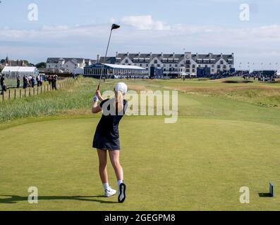 Louise Duncan della Scozia si tee al 18 durante il secondo giorno dell'AIG Women's Open a Carnoustie. Data foto: Venerdì 20 agosto 2021. Vedi la storia di PA GOLF Women. Il credito fotografico deve essere: Ian Rutherford/PA Wire. RESTRIZIONI: L'uso è soggetto a restrizioni. Solo per uso editoriale, nessun uso commerciale senza previo consenso da parte del titolare dei diritti. Foto Stock