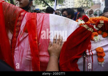 Dhaka, Bangladesh. 20 ago 2021. I musulmani del Bangladesh Shia hanno osservato Ashura con rituali in lutto nel ricordo del martirio del nipote del profeta Imam Hossain a Karbala, in Dhaka, Bangladesh, il 20 agosto 2021. Hanno portato fuori la processione principale conosciuta come Tazia o il mausoleo simbolico di Imam Hasan e di Hossain da Hossaini Dalan Imambara di vecchia Dhaka. Credit: Abaca Press/Alamy Live News Foto Stock