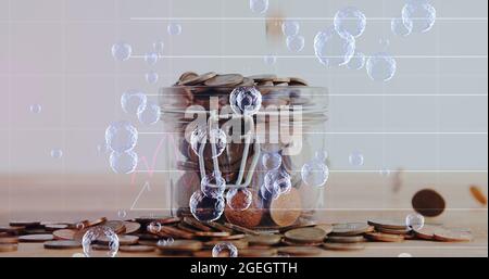 Bolle multiple fluttuanti sull'elaborazione dei dati finanziari contro monete multiple che cadono in vaso di vetro Foto Stock