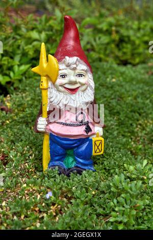 Vecchio gnome giardino in casa giardino Foto Stock